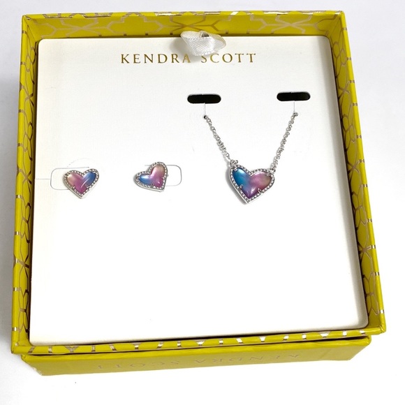 Kendra Scott Ari heart pendant necklace and stud earrings gift set - Picture 2 of 6